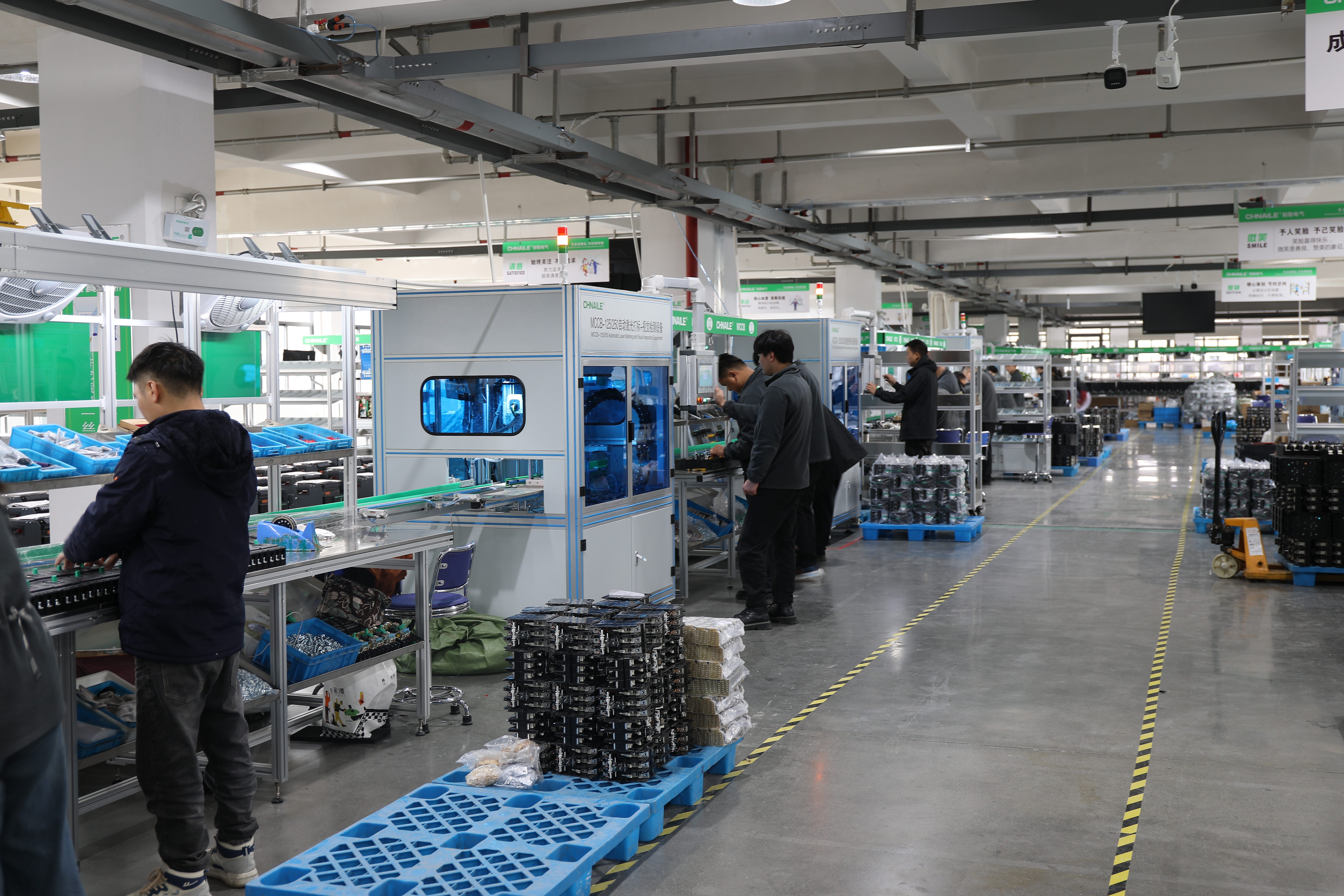 Thermomagnetic molded case circuit breaker production workshop