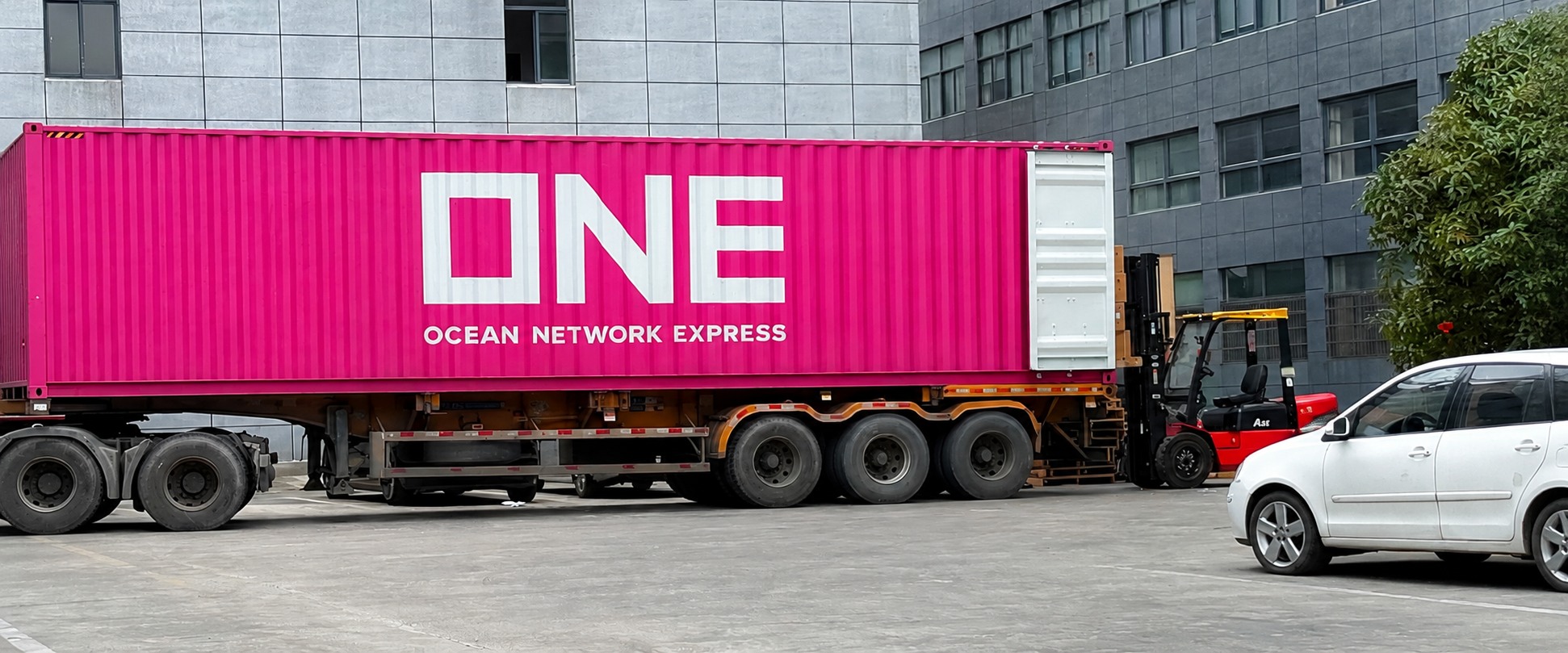 Naile Electric CHNAILE ACB MCCB circuit breaker factory export shipment — IEC-certified air circuit breaker and molded case circuit breaker delivered on time to panel builders and switchgear integrators worldwide, supporting OEM ODM and project tender orders from Liushi China